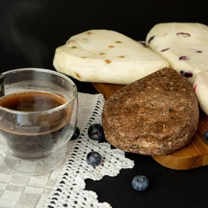 Sūriai su mėlynėmis ir puodelis kavos degustacijai
